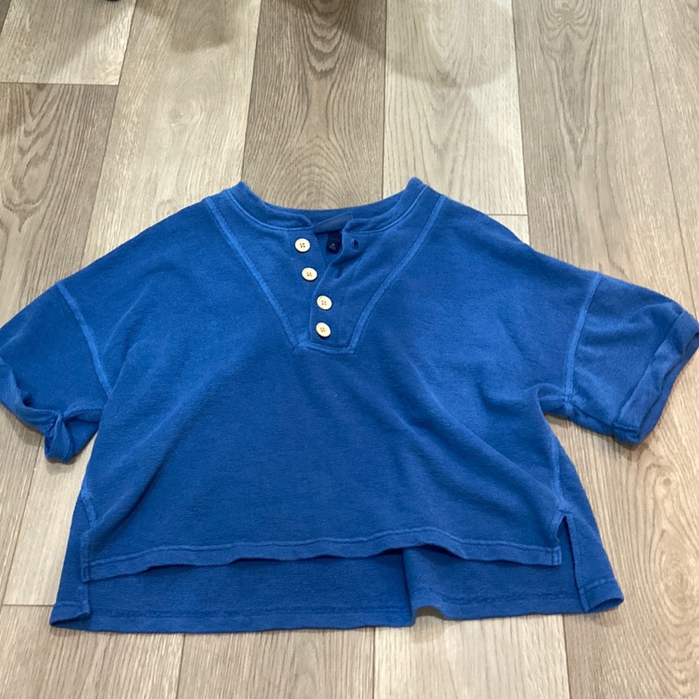 women’s blue top